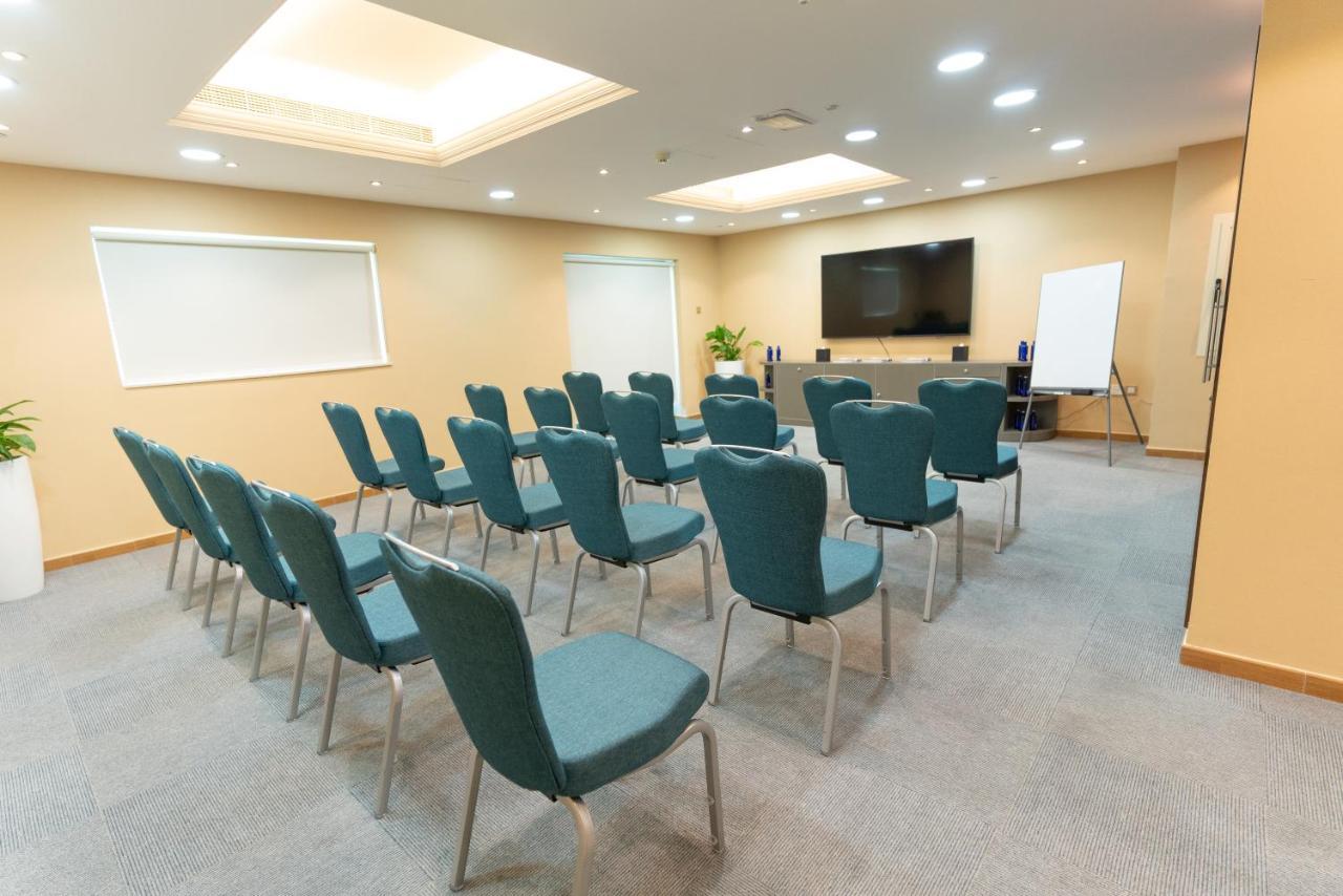 First Central Hotel Suites Дубай Екстериор снимка